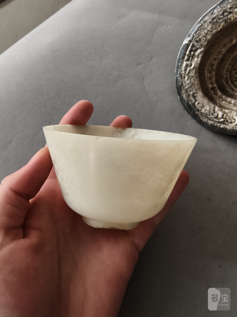 A jade bowl with stand and cover in silver with animals and floral motifs in relief - 图7